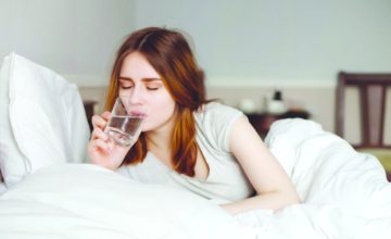 عاجل.. هل شرب الماء الدافئ أول شيء في الصباح أفضل من القهوة؟