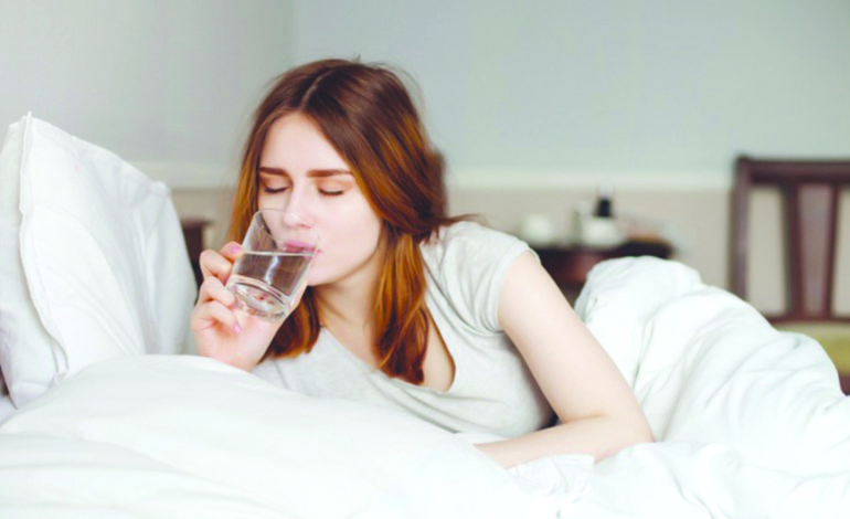 عاجل.. هل شرب الماء الدافئ أول شيء في الصباح أفضل من القهوة؟