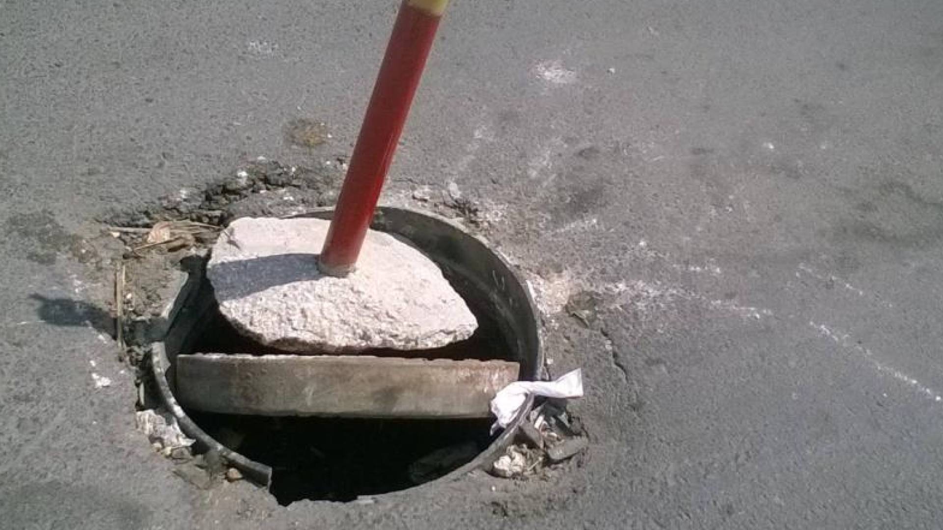 عاجل.. السجن والغرامة لأب وابنه سرقا غطاء منهل في عمان