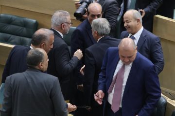 عاجل.. بالصور النواب يهنئون جعفر حسان بعد إقرار الموازنة