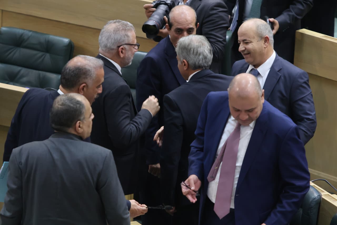 عاجل.. بالصور النواب يهنئون جعفر حسان بعد إقرار الموازنة