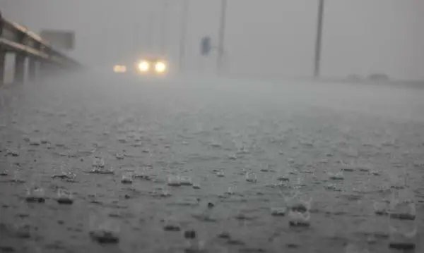 عاجل.. هطولات مطرية غزيرة متفرقة تحذر المواطنين من سيول محتملة