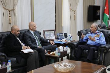 عاجل.. مدير الأمن العام يلتقي رئيس بعثة الصليب الأحمر في الأردن