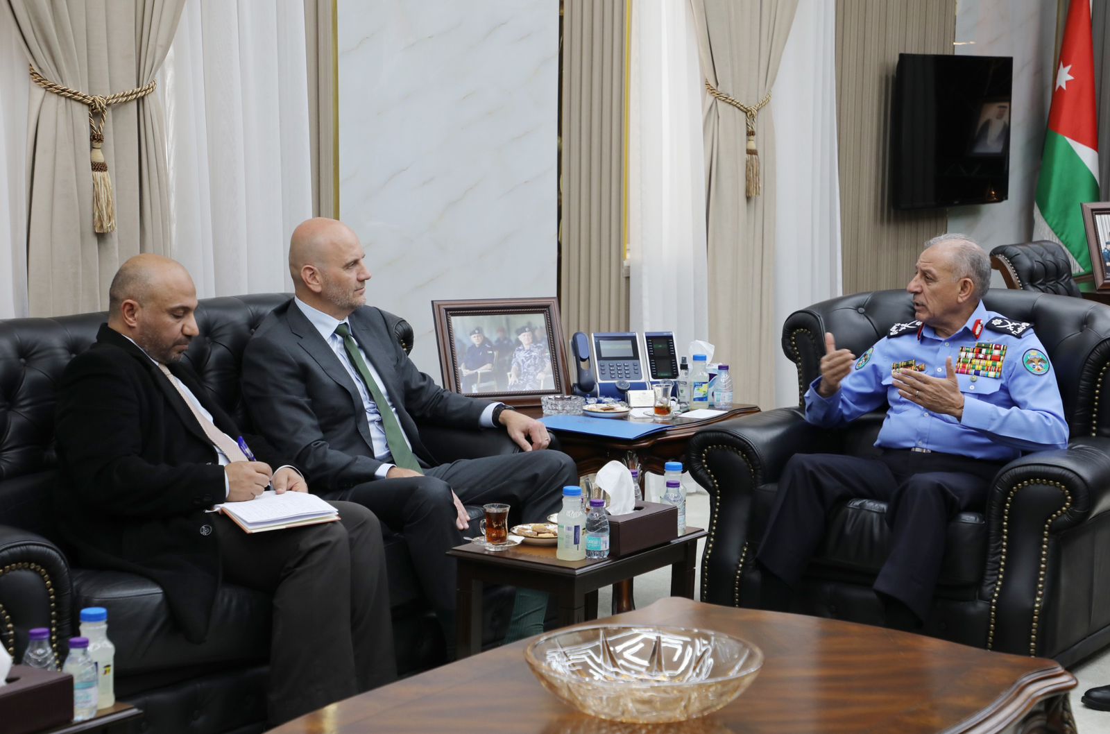 عاجل.. مدير الأمن العام يلتقي رئيس بعثة الصليب الأحمر في الأردن