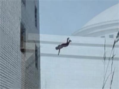 عاجل.. سقوط أم من الطابق العاشر مع طفليها التوأم