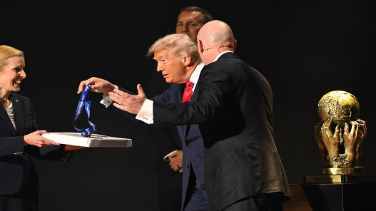 عاجل.. فيفا يمنح أول نسخة من جائزة السلام خلال حفل قرعة كأس العالم 2026