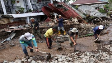 عاجل.. حريق هائل يبتلع مبنى ويخلّف عشرات الضحايا