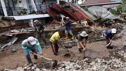 عاجل.. حريق هائل يبتلع مبنى ويخلّف عشرات الضحايا