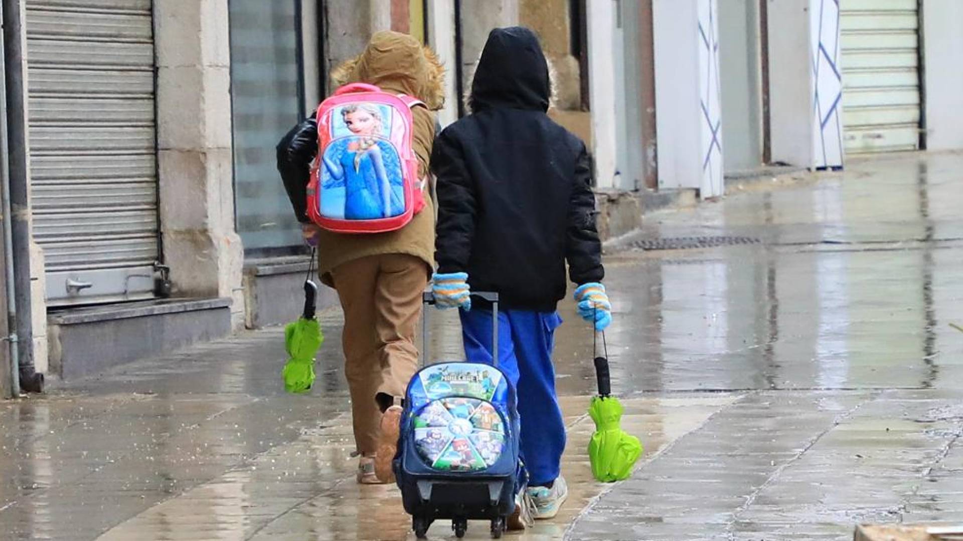 عاجل.. عاجل| تفويض مديري التربية باتخاذ القرار المناسب بشأن الدوام خلال الحالة الجوية