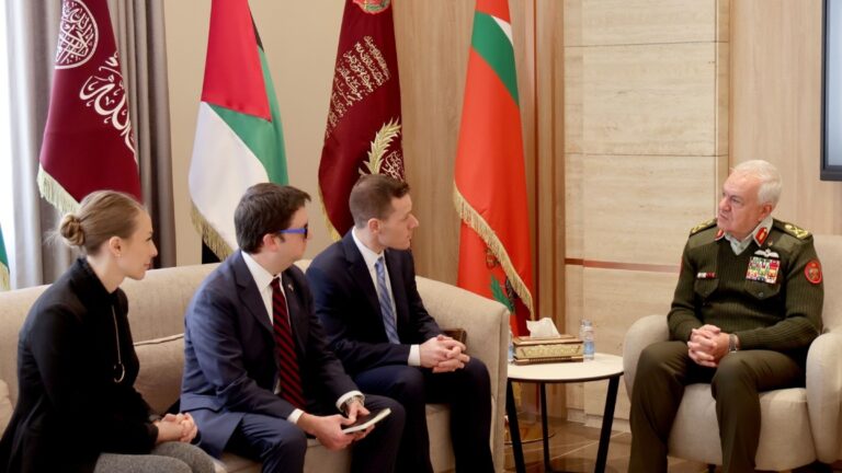 عاجل.. الحنيطي يبحث مع وفد من الكونغرس الأميركي تعزيز التعاون العسكري والتطورات الإقليمية