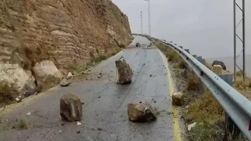 عاجل.. انهيارات صخرية في طريق الموجب والمحافظ يغلقها