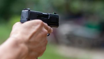 عاجل.. وفاة طفل أثناء لعبه بسلاح ناري والسلطات تحقق