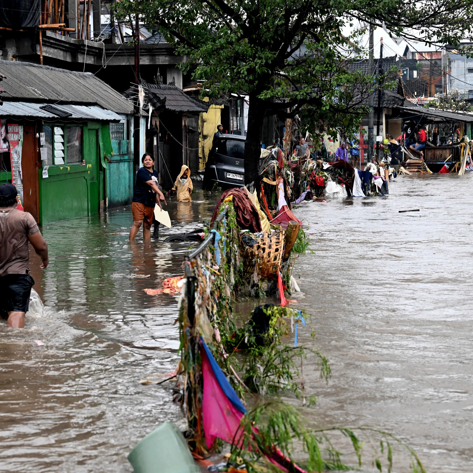 عاجل.. ارتفاع حصيلة ضحايا الفيضانات والانهيارات الأرضية في إندونيسيا إلى أكثر من ألف قتيل