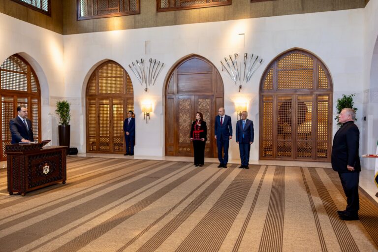 عاجل.. عاجل| رولان سمارة وأمجد المومني يؤدون اليمين القانونية أمام الملك عبد الله الثاني كسفراء للأردن