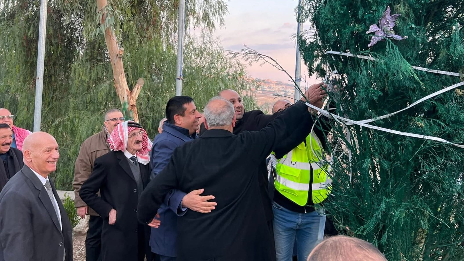 عاجل.. إضاءة شجرة عيد الميلاد في الكرك تحت شعار المحبة والسلام