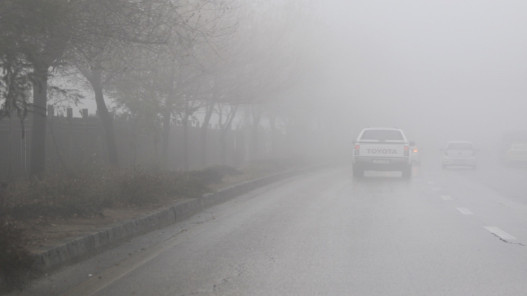 عاجل.. انخفاض مدى الرؤية إلى أقل من 100 متر في رأس منيف بسبب الضباب