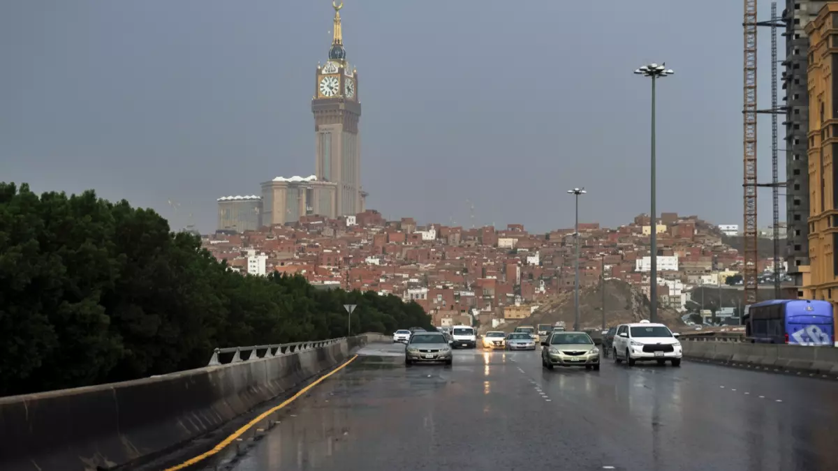 عاجل.. عاجل: سيول خطيرة تضرب الحرمين الشريفين… والأرصاد تحذر: الوضع سيستمر 4 أيام!