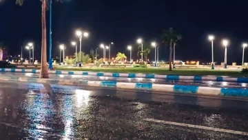 عاجل.. عاجل: عاصفة رعدية مدمرة تضرب السويس… أمواج 3 أمتار وبرد يهدد الطرق!