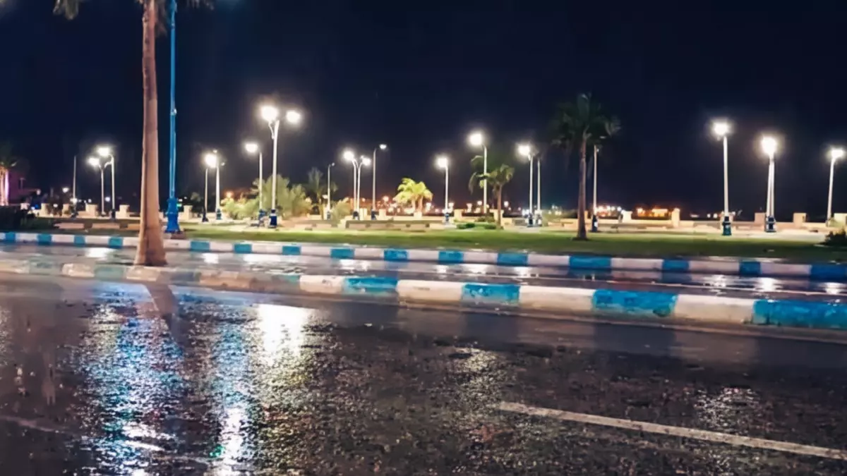 عاجل.. عاجل: عاصفة رعدية مدمرة تضرب السويس… أمواج 3 أمتار وبرد يهدد الطرق!