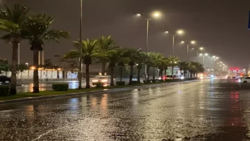 عاجل.. عاجل: سيول جارفة تغرق ينبع الآن – المركز الوطني يعلن الإنذار الأحمر ويحذر المواطنين!