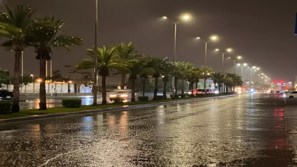 عاجل.. عاجل: سيول جارفة تغرق ينبع الآن – المركز الوطني يعلن الإنذار الأحمر ويحذر المواطنين!