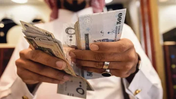عاجل.. عاجل: الريال السعودي يصدم السوريين… الفارق الجنوني بين البنوك والسوق السوداء يبلغ 272 ليرة!