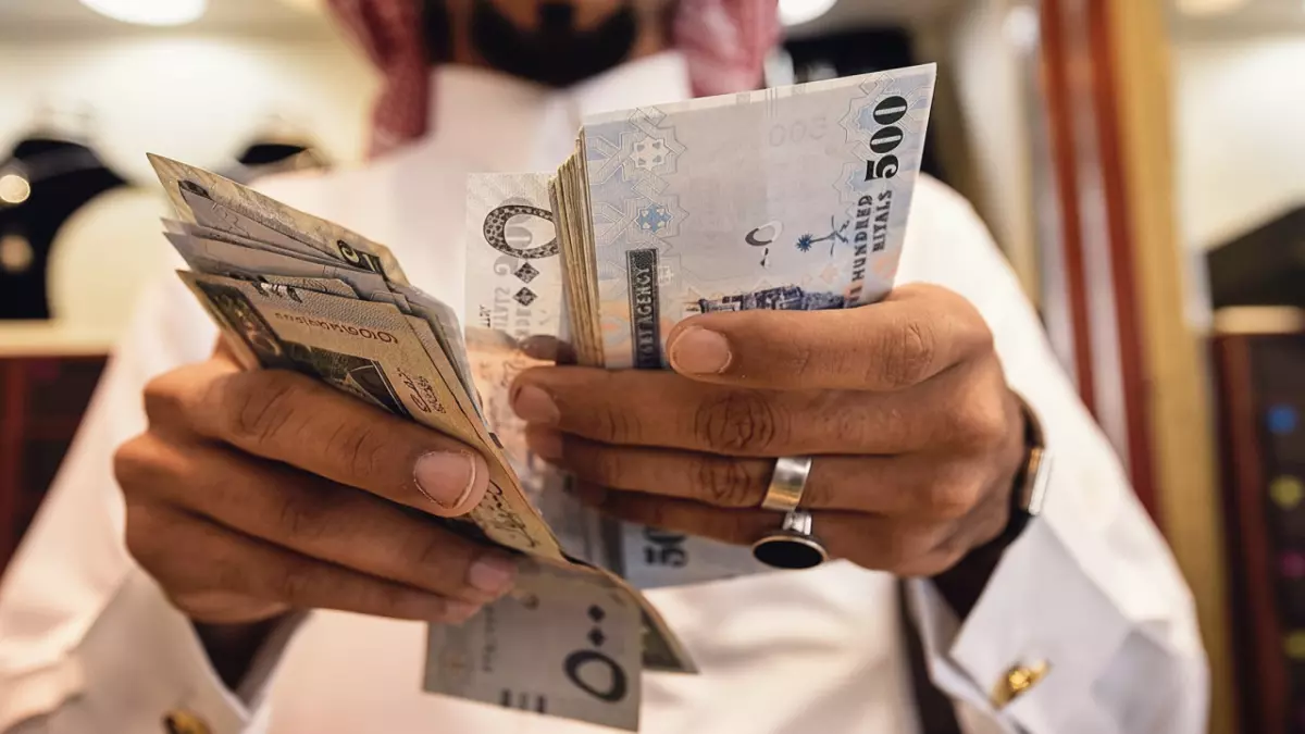 عاجل.. عاجل: الريال السعودي يصدم السوريين… الفارق الجنوني بين البنوك والسوق السوداء يبلغ 272 ليرة!