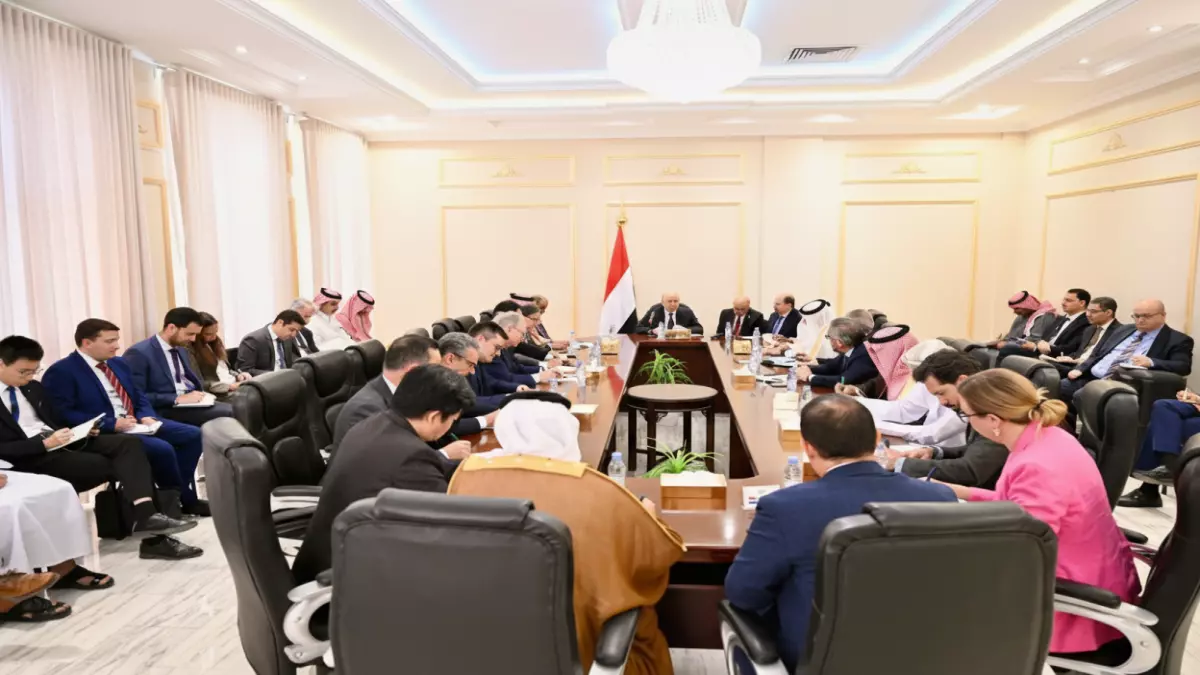 عاجل.. عاجل: العليمي يهدد بقطع الرواتب والكهرباء عن 8 محافظات يمنية… الجنوبيون يردون بـ “إعلان الدولة”!