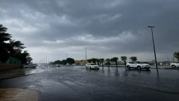عاجل.. عاجل: عاصفة نادرة تضرب السعودية الليلة… 11 منطقة في خطر والأمطار تحطم الأرقام القياسية!