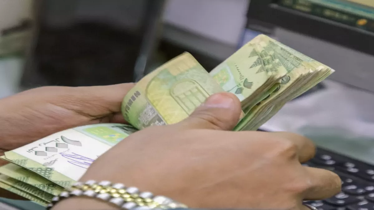 عاجل.. عاجل: فجوة صادمة في أسعار الدولار بين عدن وصنعاء – الفرق يتجاوز 1000 ريال!