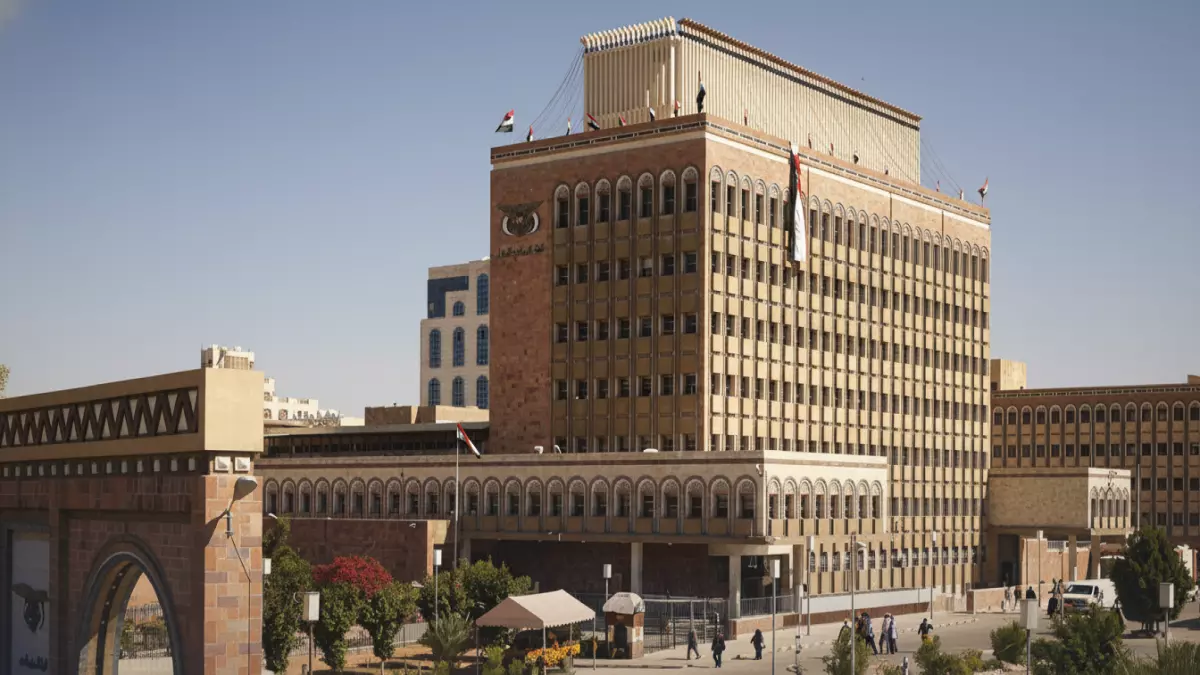 عاجل.. عاجل: البنك المركزي بصنعاء يجمد أسعار الصرف عند أرقام صادمة – هل هذا إنقاذ أم كارثة قادمة؟