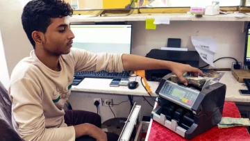 عاجل.. عاجل: الريال اليمني ينهار أمام الدولار… سعر الصرف يقفز إلى 1633 ريالاً!