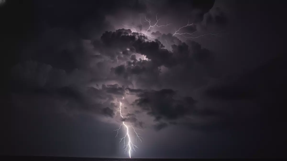 عاجل.. عاجل: عاصفة مدمرة تضرب 9 مناطق بالمملكة… تحذيرات من انعدام الرؤية وسيول جارفة!