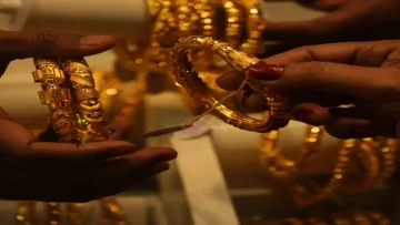 عاجل.. عاجل: الذهب يحطم الأرقام القياسية بعد قرار أمريكا الصادم – أسعار مصر تشهد طفرة تاريخية!