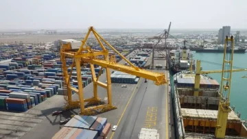 عاجل.. عاجل: اليمن تكسر حصار 14 عاماً… أول سفينة تجارية عملاقة تدخل الميناء وسط احتفالات شعبية!