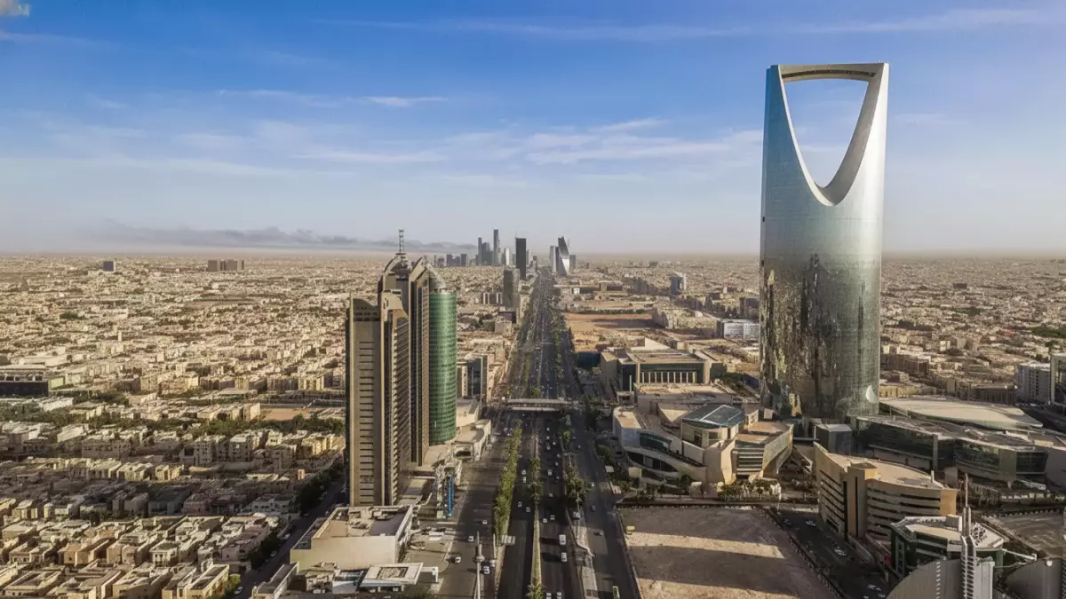 عاجل.. صادم: الرياض تُنتج 50% من اقتصاد المملكة غير النفطي… شاب سعودي يحول 50 ألف لـ10 ملايين ريال!