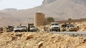 عاجل.. عاجل: مواجهة مكشوفة في اليمن… العليمي يأمر الانتقالي بالانسحاب والأخير يرفض ويعزز قواته!