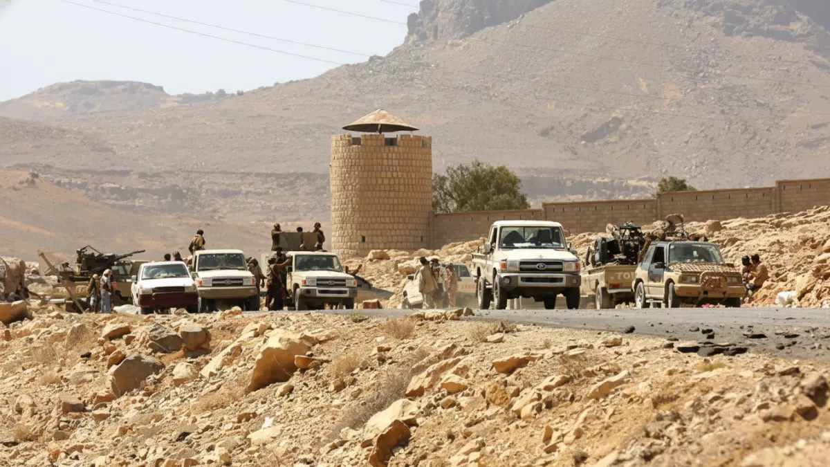 عاجل.. عاجل: مواجهة مكشوفة في اليمن… العليمي يأمر الانتقالي بالانسحاب والأخير يرفض ويعزز قواته!