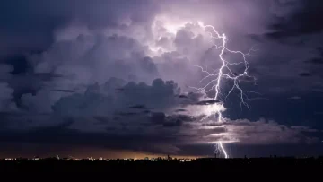 عاجل.. عاجل: عاصفة جوية شاملة تضرب 8 مناطق بالمملكة… أمطار رعدية وبرد وضباب كثيف يشل الحركة!