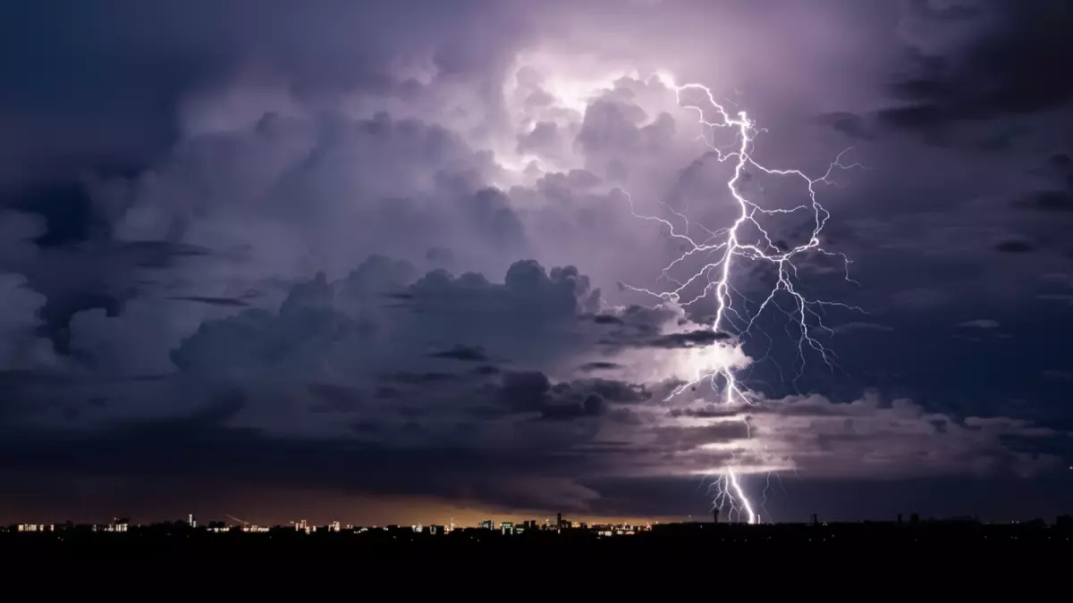 عاجل.. عاجل: عاصفة جوية شاملة تضرب 8 مناطق بالمملكة… أمطار رعدية وبرد وضباب كثيف يشل الحركة!