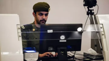 عاجل.. رسمي: السعودية تلغي هوية الزائر والمقيم نهائياً… “هوية مقيم” الجديدة تغزو المملكة بصلاحية 5 سنوات!