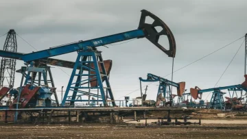 عاجل.. عاجل: انهيار النفط إلى أدنى مستوياته منذ مايو – خبراء يحذرون من فائض خطير قد يدمر الاقتصادات!