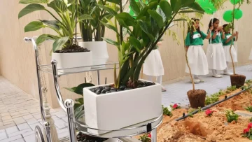 عاجل.. عاجل: السعودية تدشن أول أشجار ذكية في العالم تراقب نفسها وترسل تقارير يومية – 25 ألف مدرسة ستتحول لغابات تفكر!