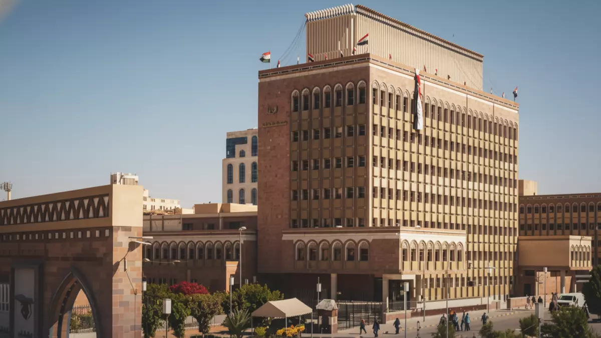 عاجل.. كارثة: البنك المركزي يثبت الدولار عند 530 ريال يمني… 30 مليون مواطن يواجهون انهياراً اقتصادياً تاريخياً!