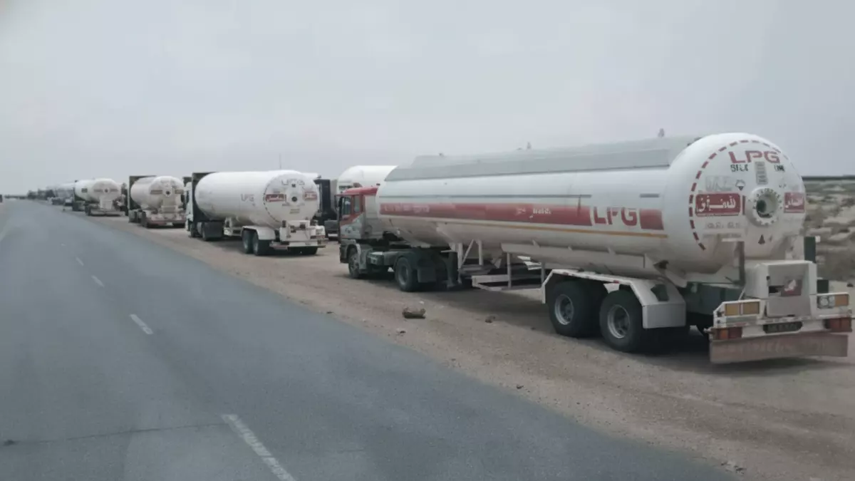 عاجل.. عاجل: مأرب تدعم عدن بـ461 مقطورة غاز تكفي 1.8 مليون أسطوانة… هل انتهت أزمة الغاز نهائياً؟