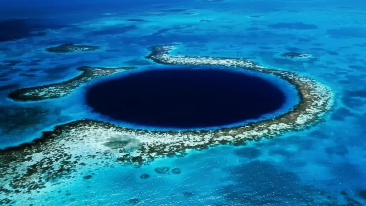 عاجل.. صور مذهلة: اكتشاف “الثقوب الزرقاء” السحرية غرب المملكة… ظاهرة نادرة تحير العلماء في البحر الأحمر!