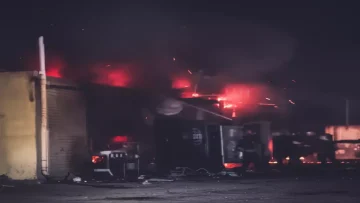 عاجل.. عاجل: حريق مدمر في مقهى السويس يكاد يحرق المدينة… والإنقاذ المعجزة في آخر لحظة!