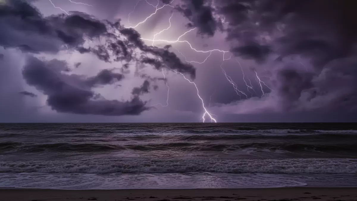 عاجل.. عاجل: عواصف رعدية مدمرة تضرب 4 مناطق اليوم – رياح أسرع من السرعة المسموح بها في المدن!