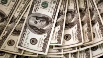 عاجل.. عاجل: الدولار يثبت عند 47.7 جنيه في أول يوم عمل البنوك… هل ستشهد الأسعار انفجاراً جديداً؟