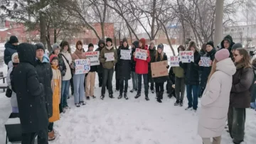 عاجل.. عاجل: 25 روسياً يتحدون الثلوج والقمع من أجل لعبة أطفال… احتجاج تاريخي يهز سيبيريا!